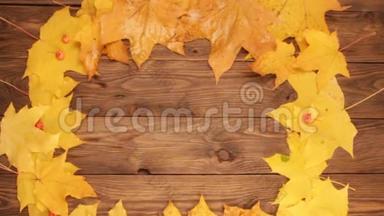 黄橙色落叶上深棕色木桌背景..